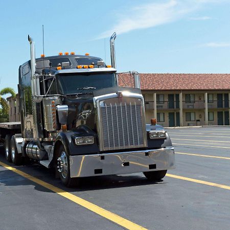 Super 8 by Wyndham Riviera Beach West Palm Beach Exterior foto