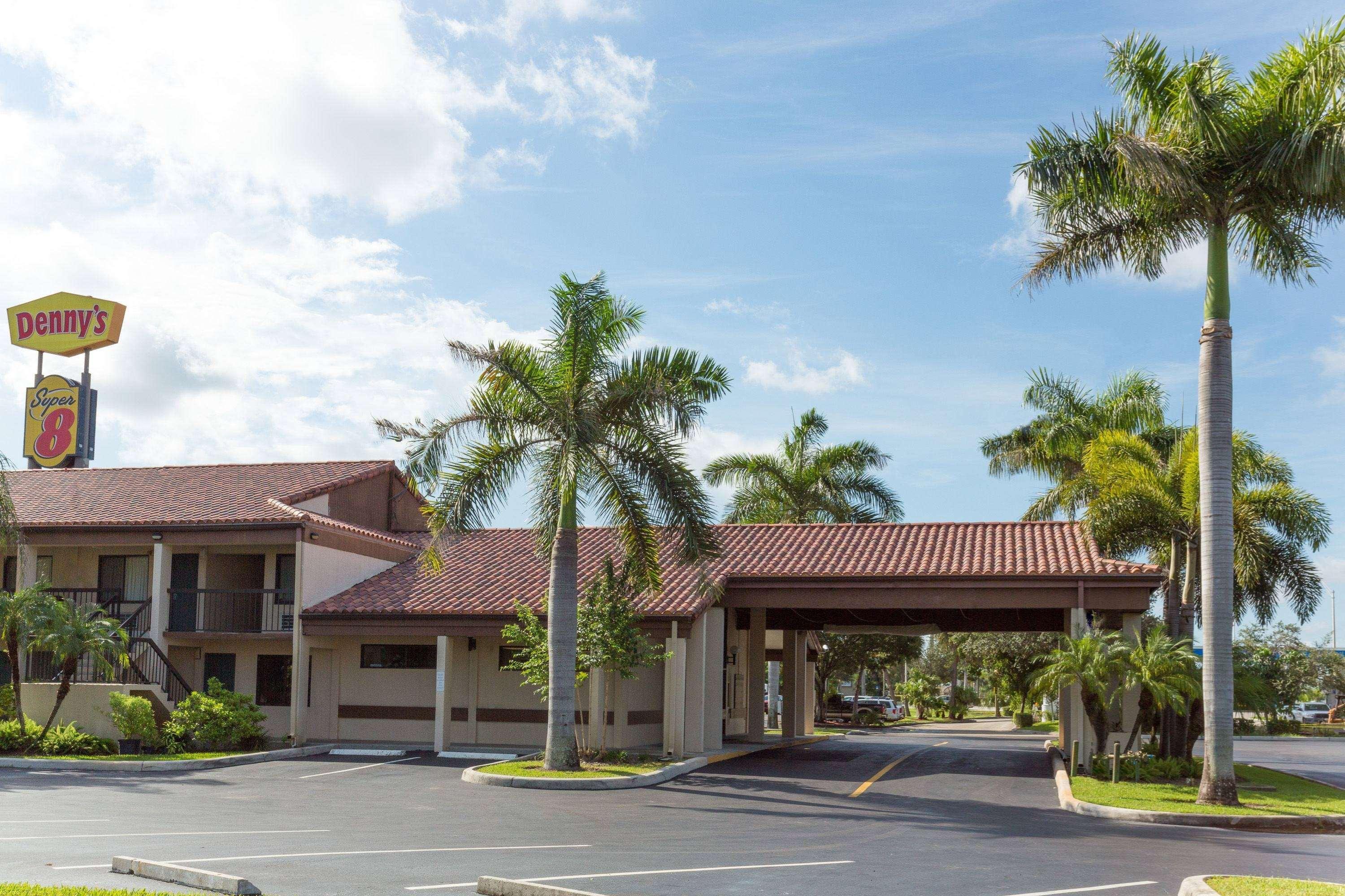 Super 8 by Wyndham Riviera Beach West Palm Beach Exterior foto