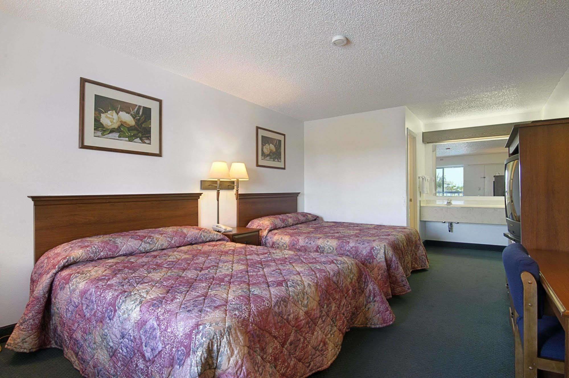 Super 8 by Wyndham Riviera Beach West Palm Beach Exterior foto
