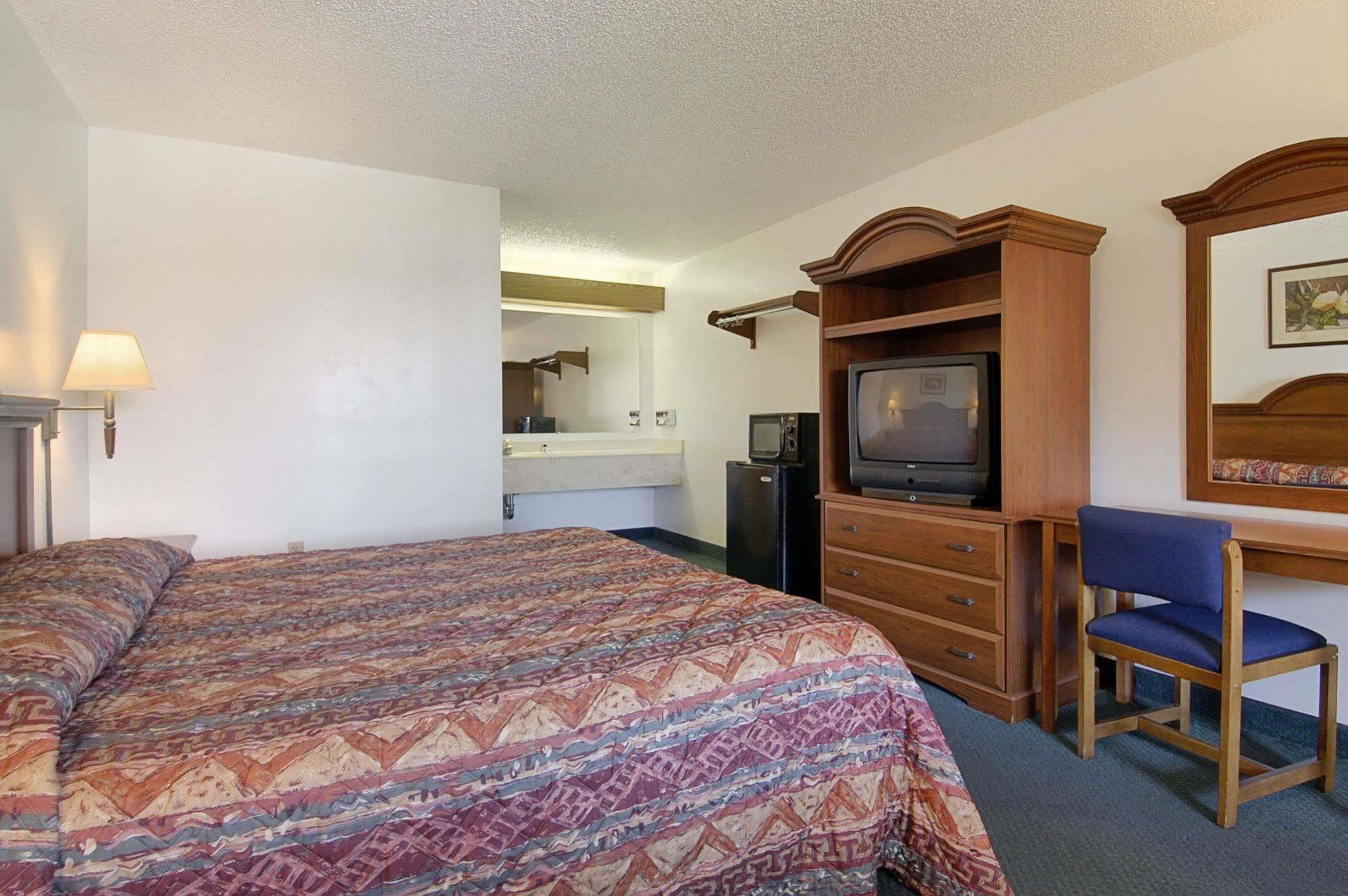 Super 8 by Wyndham Riviera Beach West Palm Beach Exterior foto